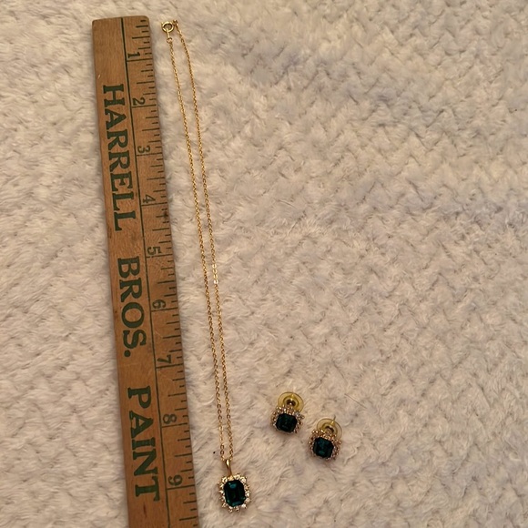Vintage Gold Tone Simulated Diamonds & Emerald Pendant & Studd Earrings - Picture 5 of 7